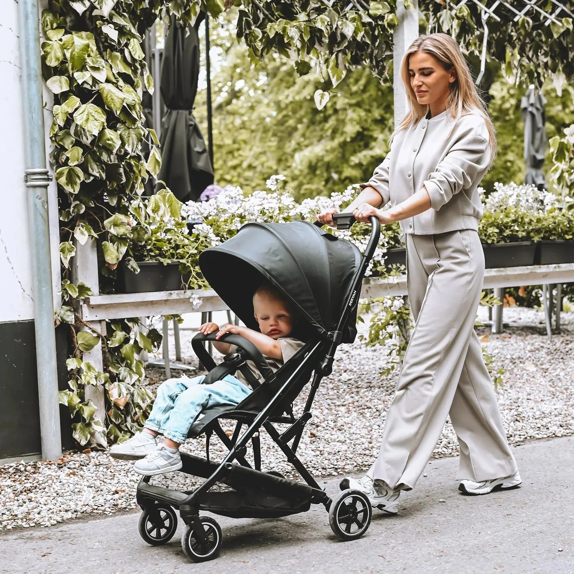 Easy Luxe Lightweight Buggy - Preto